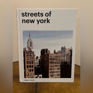 BRAND NEW HARDCOVER BOOK STREETS OF NEW YORK BY MENDO MENDO            🗽 🏙️ 🍰
